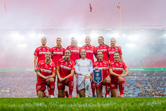 The starting eleven of Brann poses for a team group photo