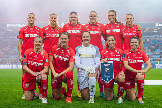 The starting eleven of Brann poses for a team group photo
