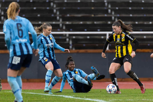 Häckens Pauline Hammarlund och Djurgårdens Portia Boakye och Ebba Hed