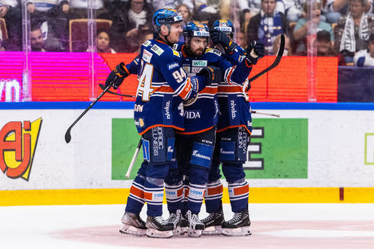 Växjös Lukas Bengtsson jublar med lagkamrater