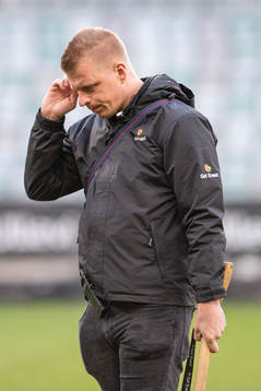 En funktionär inspekterar gräsmattan i halvtidspaus