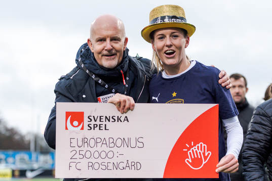FC Rosengårds Olivia Schough med en check från Joakim