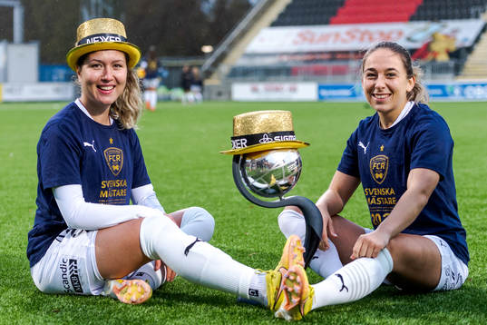 FC Rosengårds Loreta Kullashi och Gina Chmielinski jublar