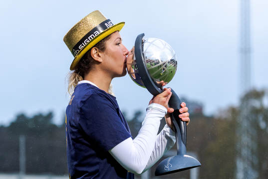 FC Rosengårds Loreta Kullashi jublar med Kronprinsessan Victorias pokal