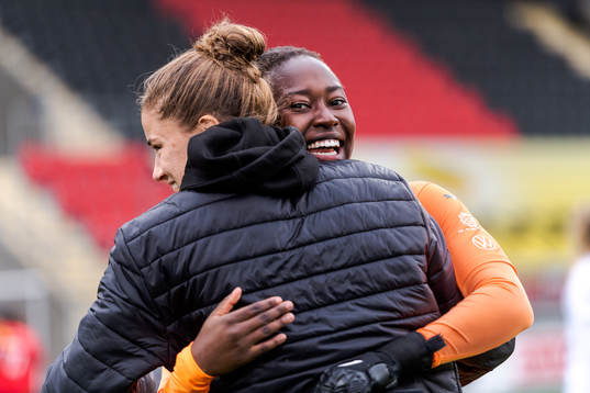 FC Rosengårds målvakter Teagan Micah och Angel Mukasa jublar