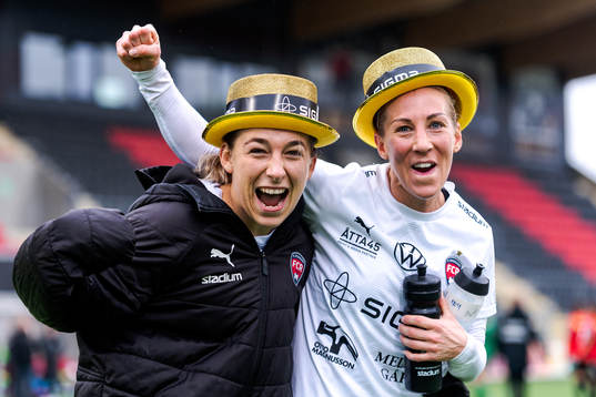 FC Rosengårds Gina Chmielinski och Mia Persson jublar