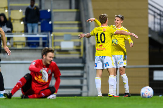Falkenbergs Robin Hofsö och Taylor Silverholt jublar