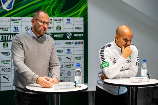 Halmstads tränare Magnus Haglund och Brages tränare Kleber Saarenpää på presskonferensen