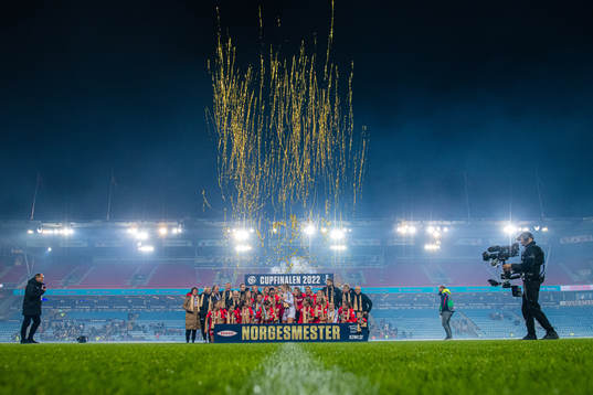 Players of Brann celebrates with the trophy