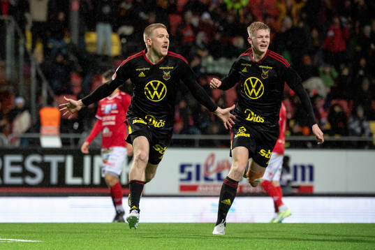 Östersunds Simon Kroon och Malcolm Stolt jublar efter 1-0