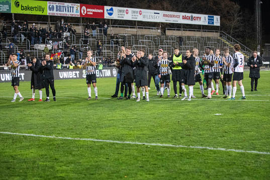 Landskronas spelare tackar publiken