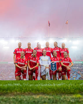 The starting eleven of Brann poses for a team group photo