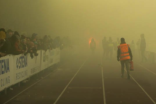 En publikvärd går med en brandsläckare