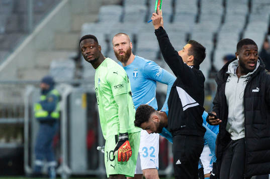 Malmö FFs målvakt Ismael Diawara, Jo Inge Berget och Erdal Rakip inför byte