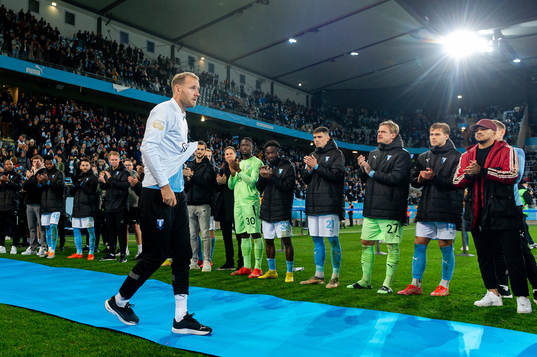 Malmö FFs Ola Toivonen avtackas efterfotbollsmatchen i Allsvenskan mellan Malmö FF och Degerfors den 6 november 2022 i Malmö. 