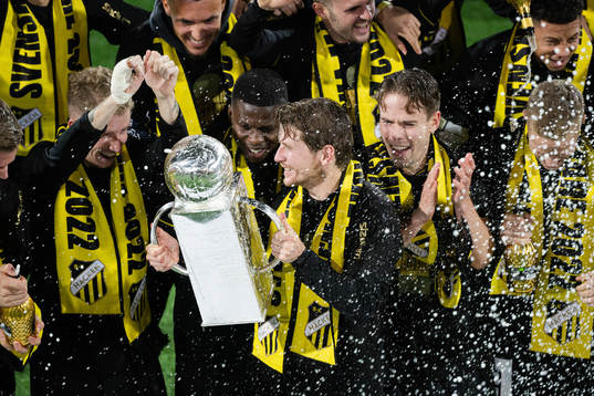 Häckens Erik Friberg jublar med pokalen