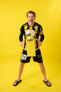 Häckens Erik Friberg jublar med pokalen