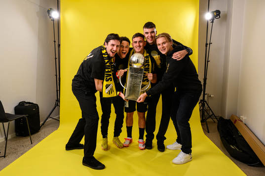 Häckens Filip Trpcevski, Momodou Lamin Sonko, Semir Bosnic, målvakt Sebastian Banozic och William Nilsson  jublar med pokalen