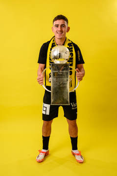 Häckens Semir Bosnic jublar med pokalen