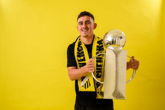 Häckens Semir Bosnic jublar med pokalen