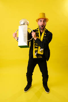 Häckens assisterande tränare Martin Foyston jublar med