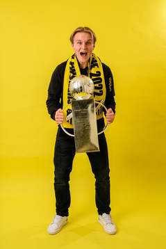 Häckens William Nilsson jublar med pokalen