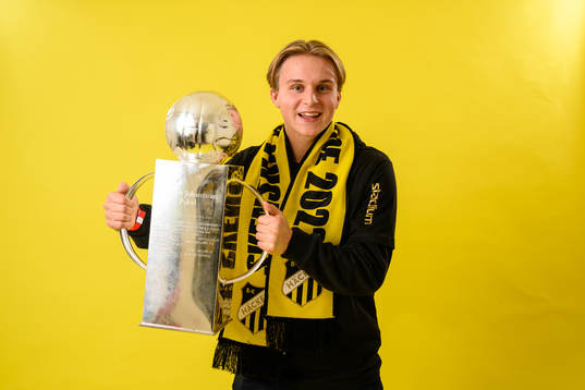 Häckens William Nilsson jublar med pokalen
