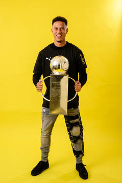 Häckens Tobias Sana jublar med pokalen