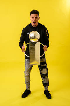 Häckens Tobias Sana jublar med pokalen