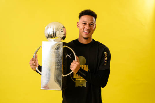 Häckens Tobias Sana jublar med pokalen