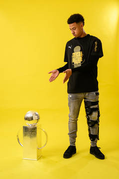 Häckens Tobias Sana jublar med pokalen