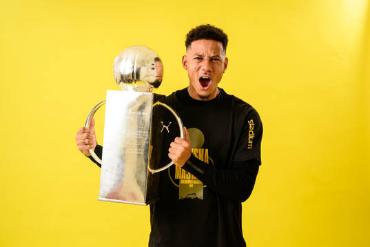 Häckens Tobias Sana jublar med pokalen