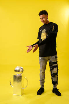 Häckens Tobias Sana jublar med pokalen