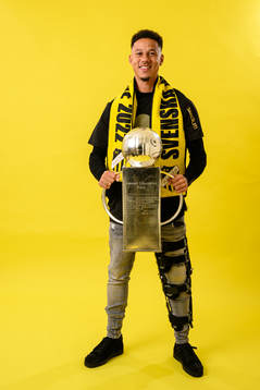 Häckens Tobias Sana jublar med pokalen