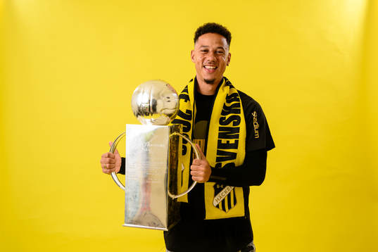 Häckens Tobias Sana jublar med pokalen