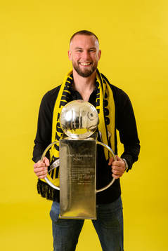 Häckens Alexander Faltsetas jublar med pokalen