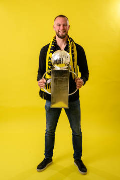 Häckens Alexander Faltsetas jublar med pokalen