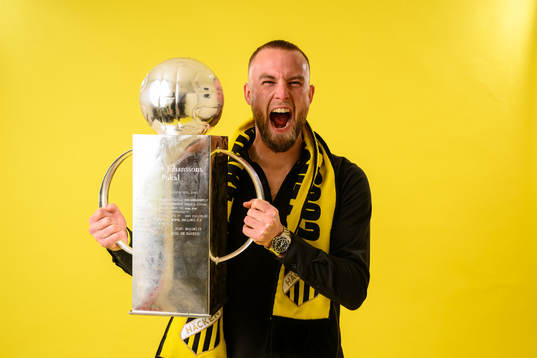 Häckens Alexander Faltsetas jublar med pokalen