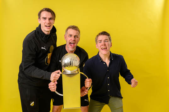 Häckens materialare Patrik Johansson, Kjell-Ove Johansson och Petrus Karlholm jublar med pokalen