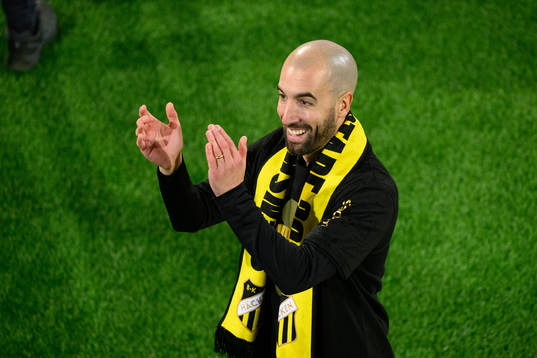 Häckens assisterande tränare Martin Foyston jublar