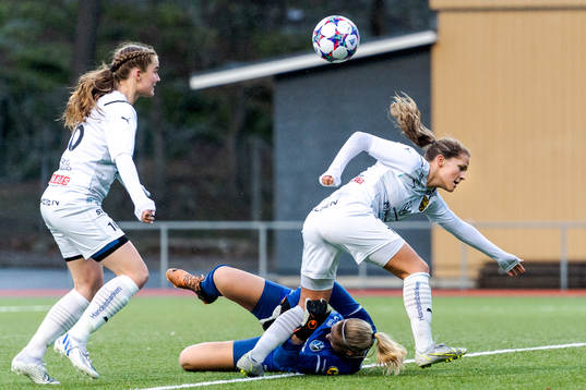 Umeås Thea Bäckström och Lotta Anderhed mot Växjös målvakt Tilda Torstensson