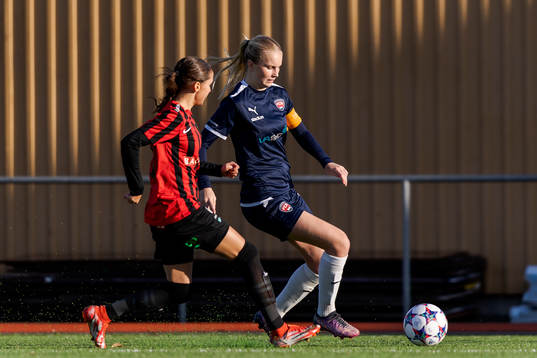 Brommapojkarnas Vera Blom och FC Rosengårds Tova Persson