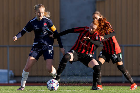 FC Rosengårds Tova Persson mot Brommapojkarnas Tindra Cederholm och Vera Blom