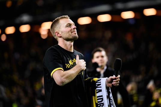 AIKs Sebastian Larsson tackas