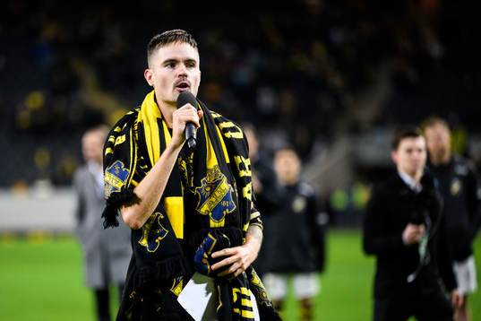 AIKs Mikael Lustig tackas
