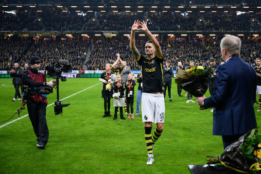 AIKs Mikael Lustig tackas