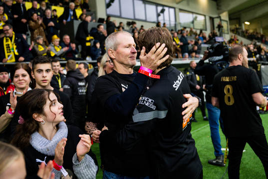 Häckens Erik Friberg kramas om av pappa Peter Friberg