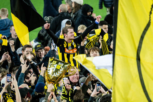 Häckens Erik Friberg jublar med supportar