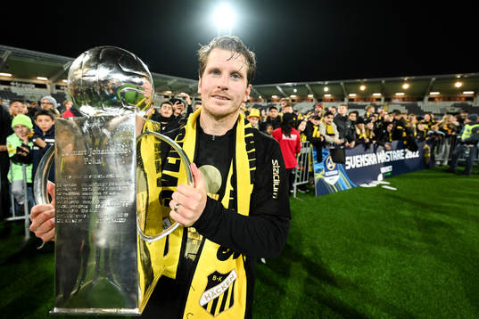 Häckens Erik Friberg jublar med pokalen