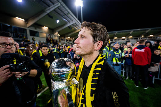 Häckens Erik Friberg jublar med pokalen